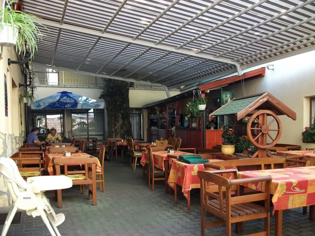 Pergola copertină -Balatonalmádi Porció vendéglő