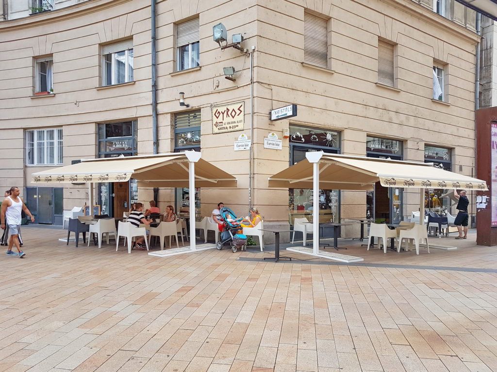 Sátras copertină -Budapest -Corvin köz