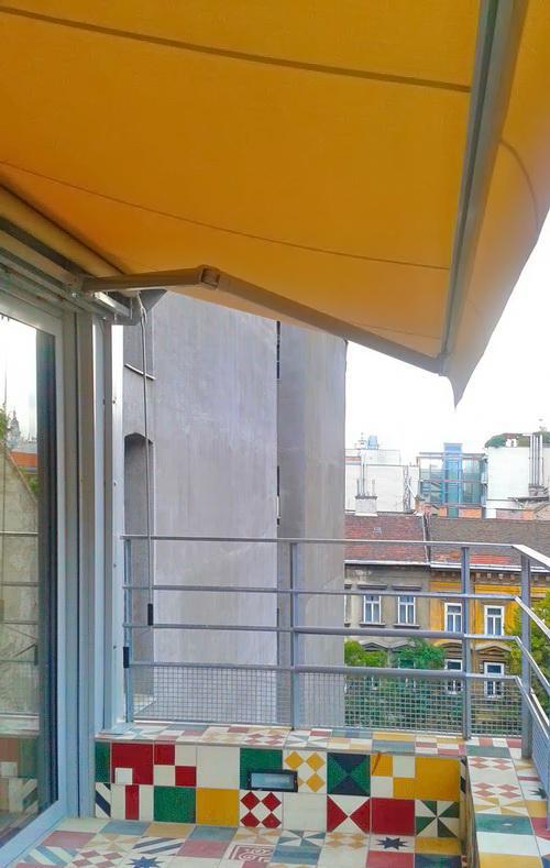 Bérházi erkélyből színes oázis