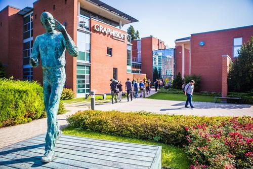 Húszéves kapcsolat: szalagfüggönytől a napernyőig