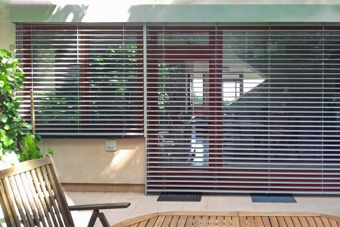 Egy felújítás koronája: zsaluziák az ablakon